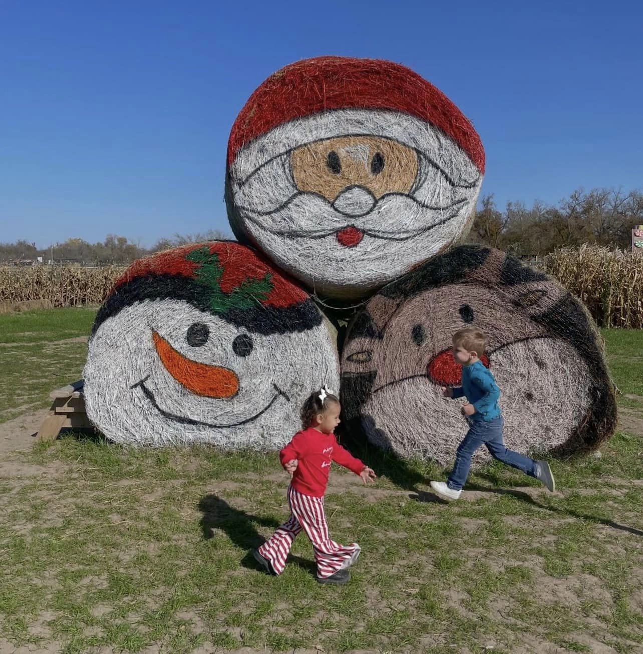 Christmas-in-asutin-texas-best-place-for-santa-photos-near-me-georgetown-photos-with-santa-clause-2021